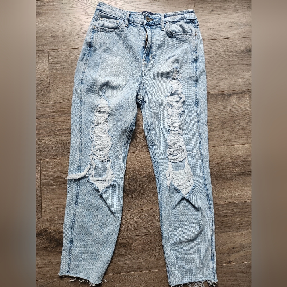 Hollister Ultra High Rise Mom jeans size7R w28 L27